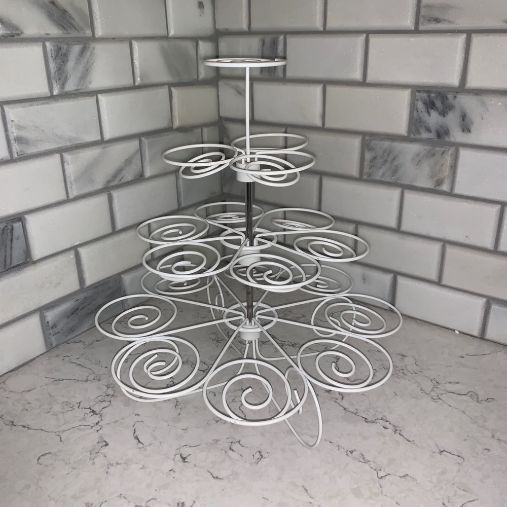 4 tiered curly wire 18 cupcake holder White